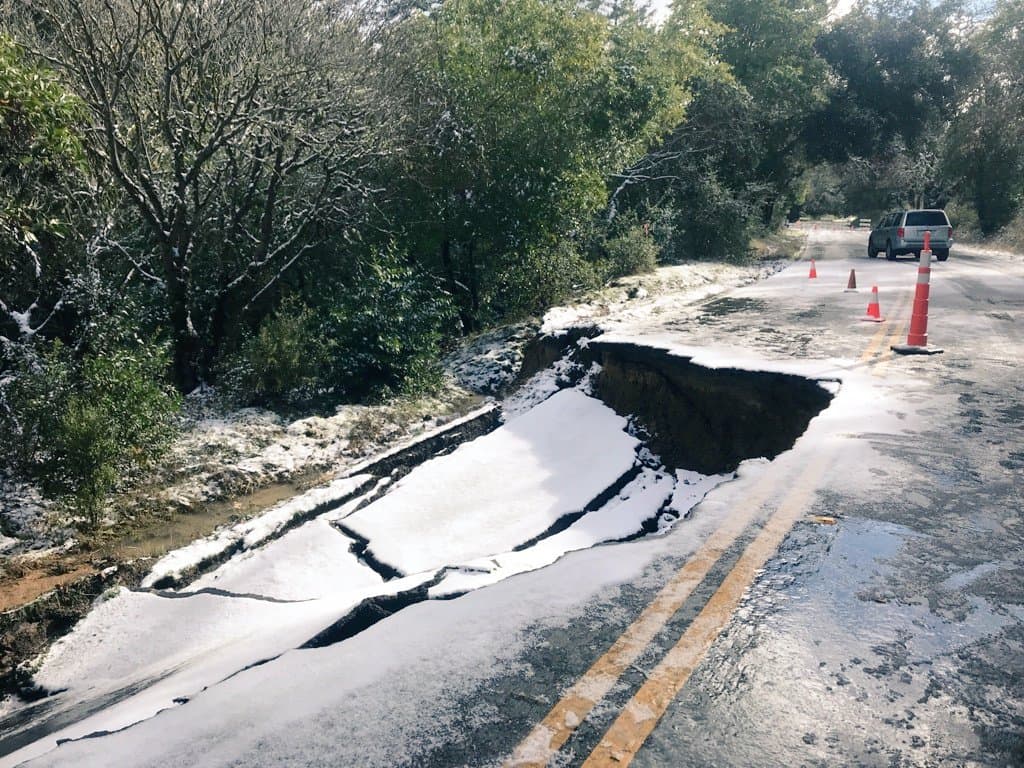 Enorme socavón se abre en medio de tormentas y nevadas en la Bahía