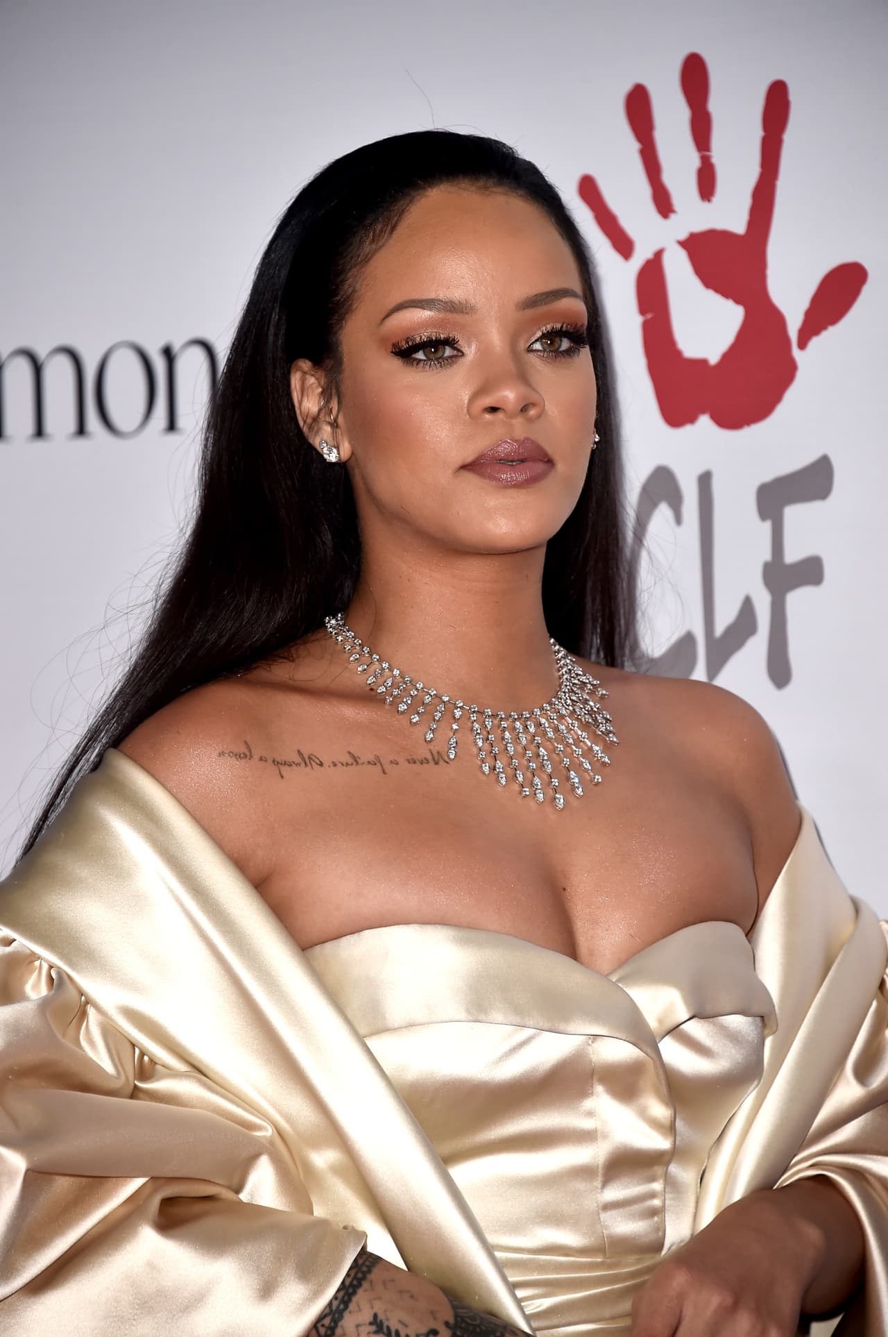 WHAT? Y se atrevió a pisar la alfombra con este atuendo que llamó mucho la atención. A decir verdad, no le fue nada bien.