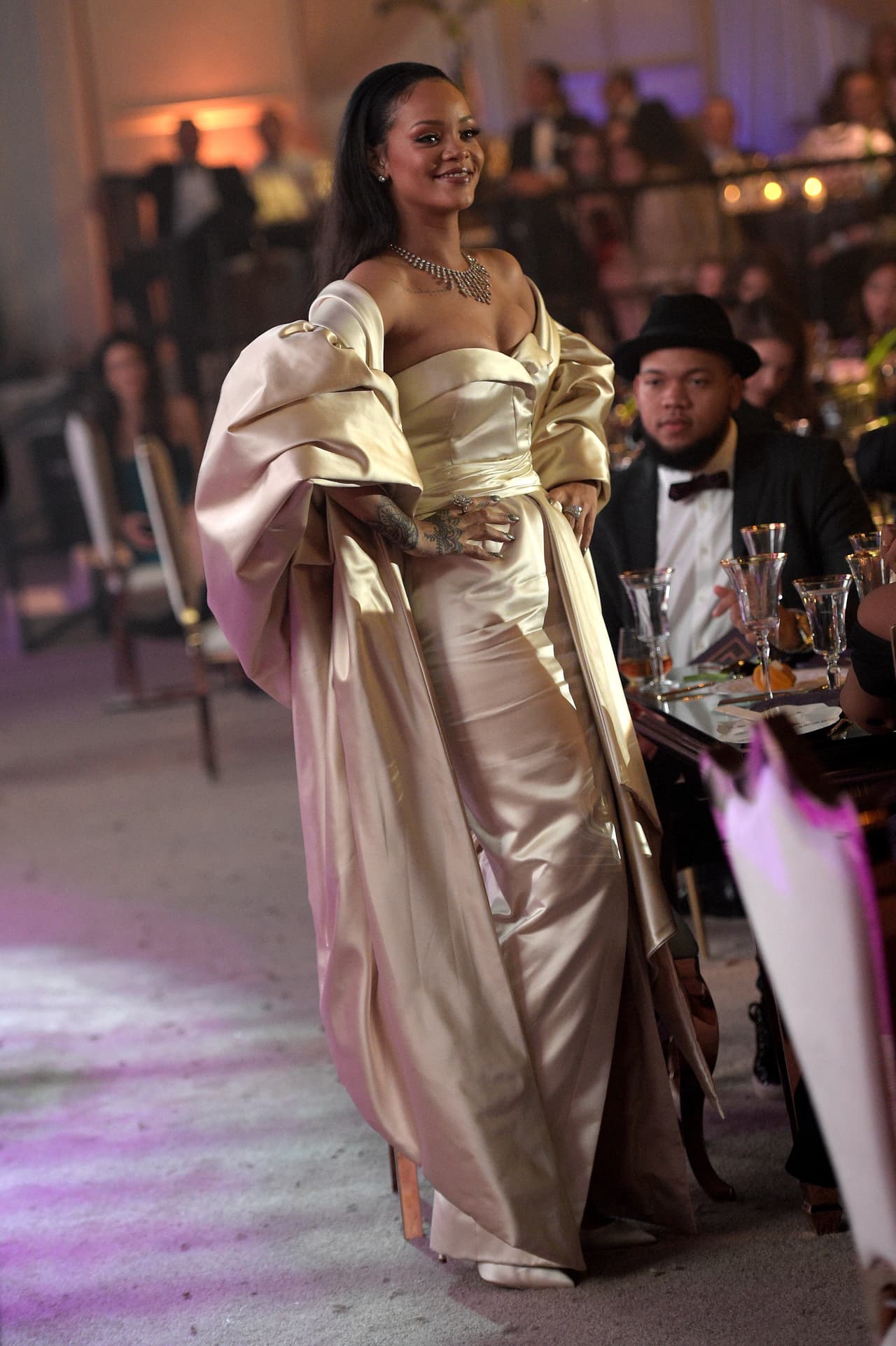 El raro atuendo dorado de Rihanna se robó las miradas de su Diamond Ball organizada por Clara Lionel Foundation.