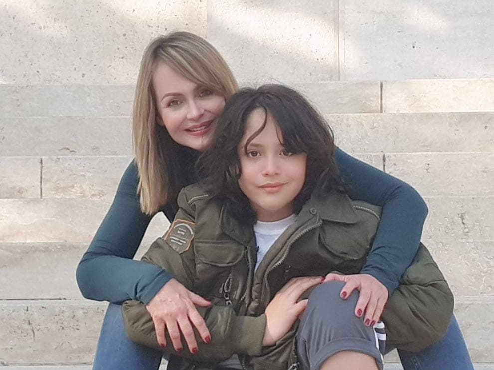 "Capaz que vendo lo poco o mucho que tenga y quiero irme con mi hijo, hacer un restaurante, estar con él, los años de nuestros hijos pasan rápido y a veces nos perdemos cosas que pasan en la escuela", pues dijo que cuando tiene proyecto pasa hasta 18 horas en las grabaciones. 
<br>