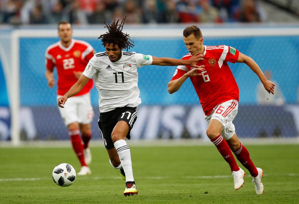 Pero poco a poco fue tomando confianza el equipo dirigido por el argentino Héctor Cúper y se animaban gradualmente a adelantar líneas. Aquí Mohamed El Neny yendo al ataque.