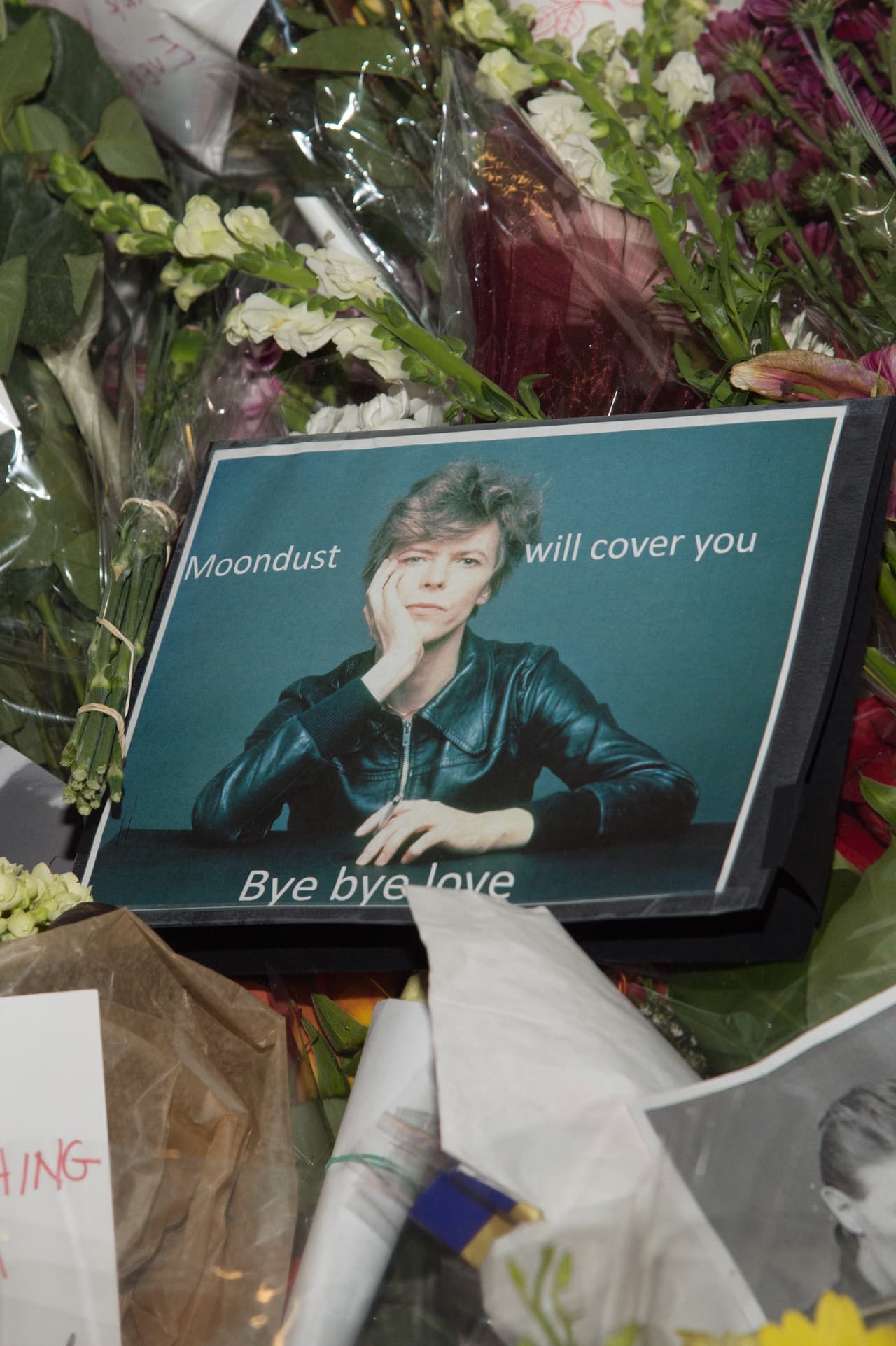 Los fans rinden tributo a Bowie con flores y letras en su casa de Nueva York