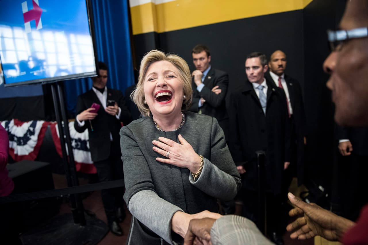 Aunque algunos la señalan por parecer demasiado seria, lo cierto es que Hillary Clinton suele tener explosiones de risa y mostrarse divertida en sus apariciones públicas.