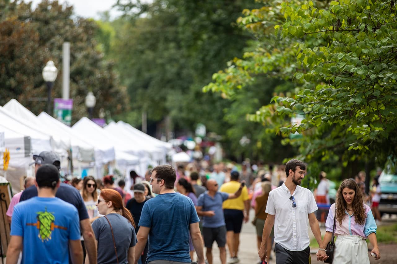 <b>Evento</b>: Piedmont Park Arts Festival
<br>
<b>Fechas</b>: 17 y 18 de agosto 
<br>
<b>Lugar</b>: Piedmont Park. 1071 Piedmont Avenue. Atlanta, GA.
<br>
<b>Sitio web</b>: 
<a href="https://piedmontparkartsfestival.com/">https://piedmontparkartsfestival.com/</a> 
<br>
<br>Encontrarás demostraciones de artistas, música en vivo, área de juegos para niños, comidas festivas y más.