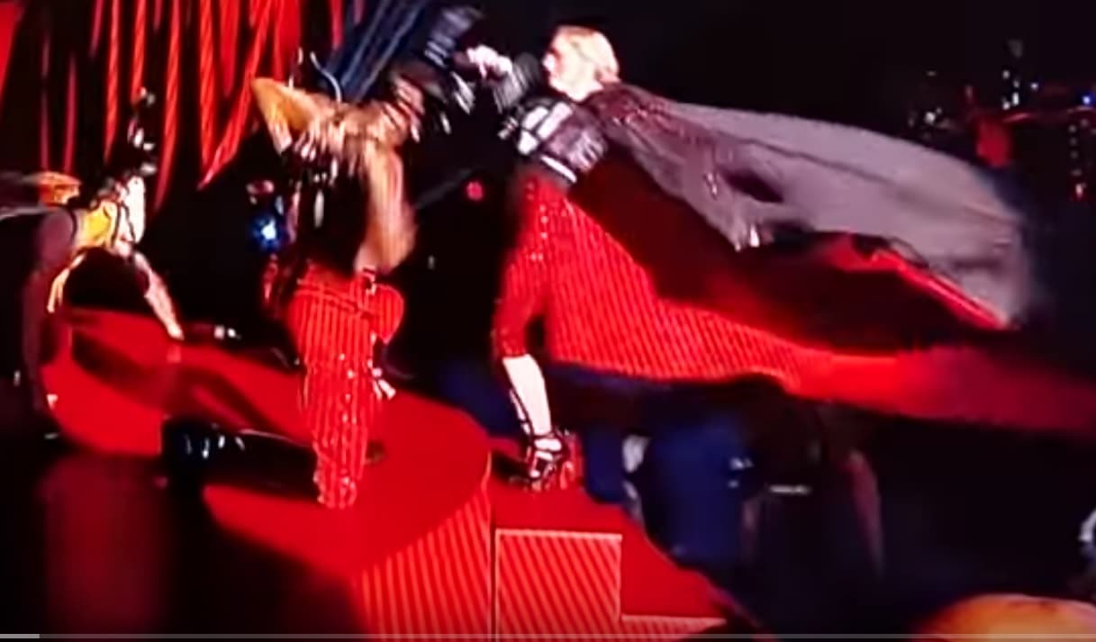 La cantante terminó en el suelo por un problema con su vestuario: no pudo soltar la capa de su cuello, uno de sus bailarines la jaló con fuerza y ocasionó que la intérprete cayera de espaldas. A pesar del accidente, Madonna continuó con el show.