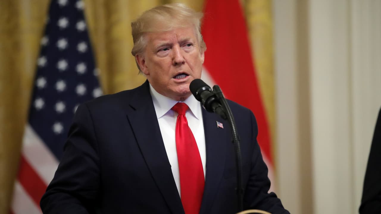 Trump acusa a la prensa de tergiversar los cantos racistas de sus seguidores en un mitin