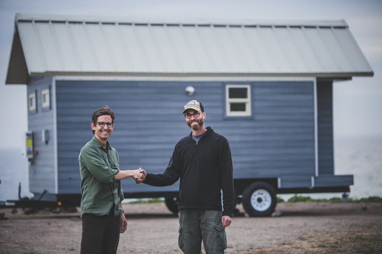 A la casa la llamaron ‘Mitad/ Mitad’ porque construyeron el 50% de ella antes de que los compradores agregaran el resto.