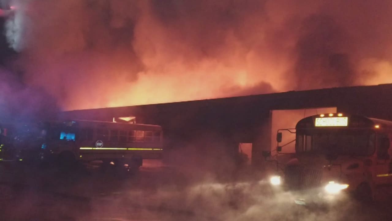Investigan un incendio al sur de Chicago que causó el colapso de un techo y dañó autobuses escolares