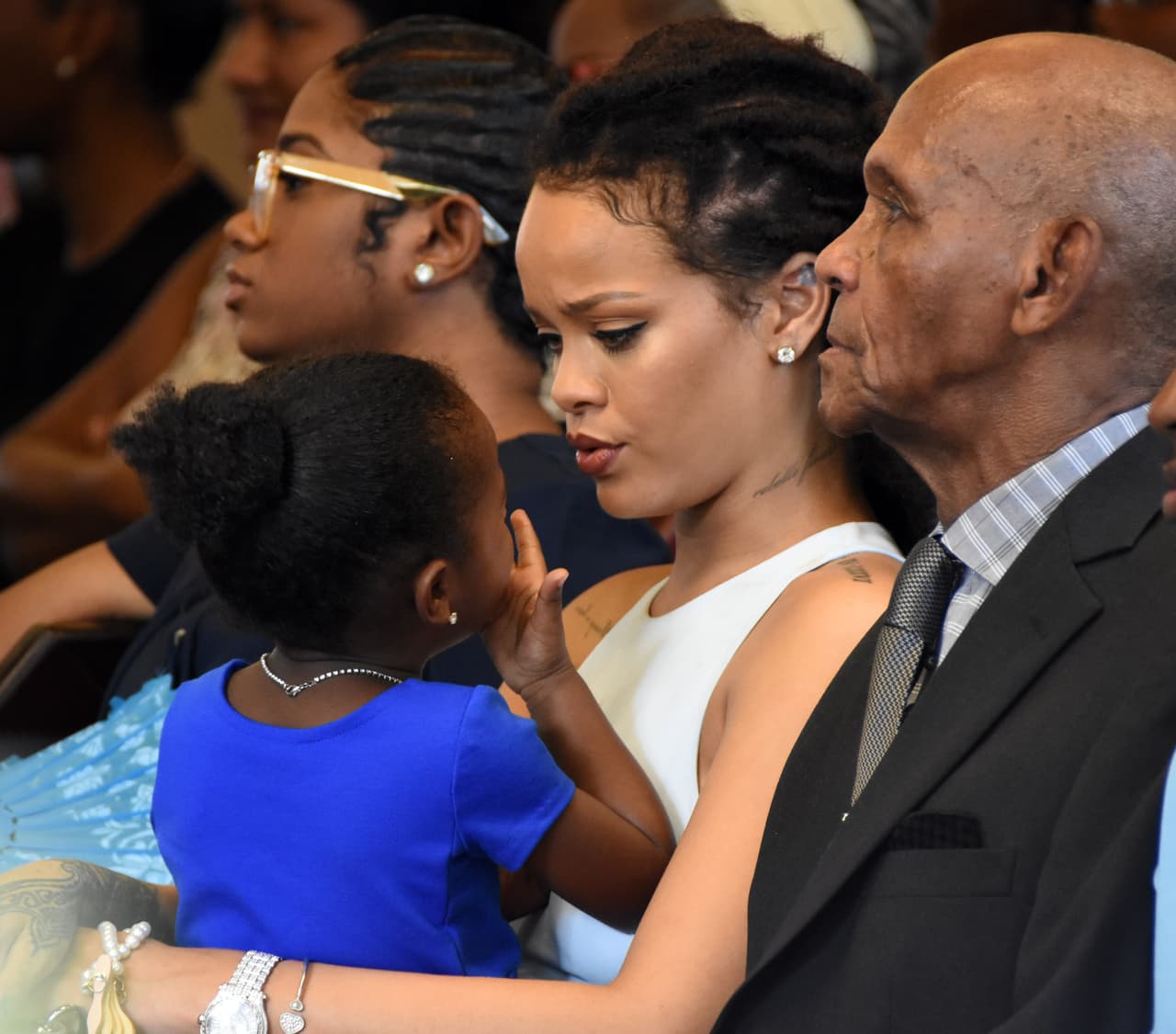 Una primita se quiso sentar en su regazo.