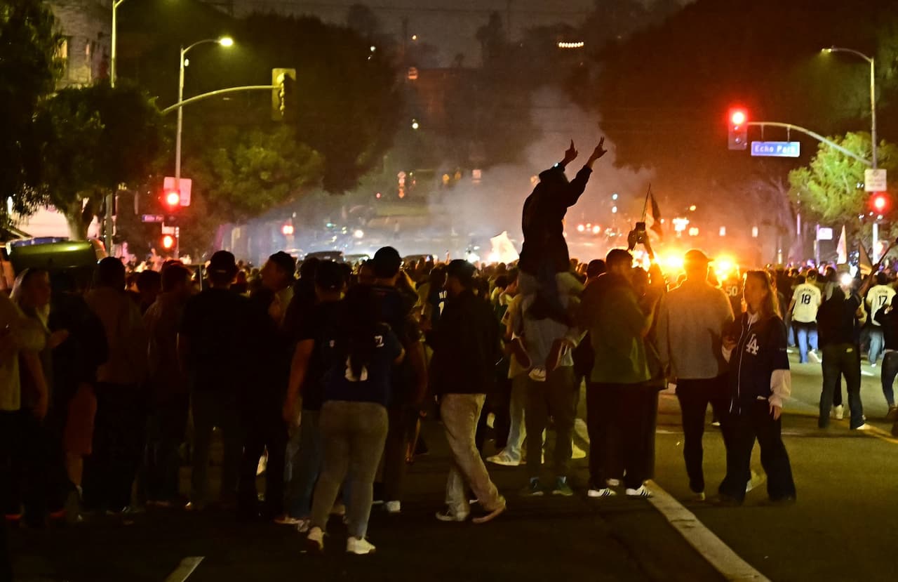 La alegría pronto se transformó en desorden cuando grupos de personas lanzaron fuegos artificiales y botellas contra los agentes que intentaban mantener el control del tráfico y la seguridad.