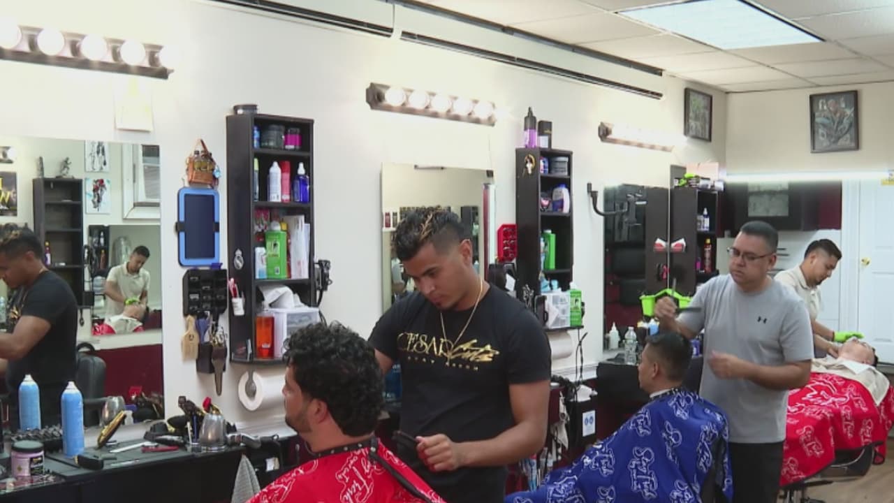Barberos de Newark preocupados por ley que los obligaría a cerrar temprano sus negocios