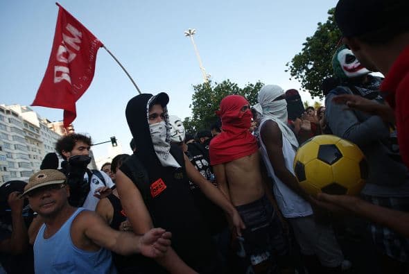 "Es absurdo que Brasil organice una Copa del Mundo porque hay problemas como la salud, la educación y la vivienda que están en condiciones pésimas. En Sao Paulo todavía, pero en el nordeste condiciones dramáticas", afirmó a Efe Daivis Souza, quien participaba en la protesta de Sao Paulo.