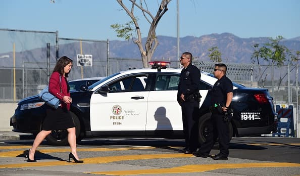 Miles de familias a lo largo del sur de California continúan en espera de más detalles sobre cuando sus hijos e hijas podrán retornar a clases.