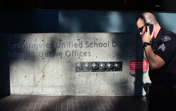 Los investigadores han dicho que todos los recintos del LAUSD serán inspeccionados con la finalidad de asegurar que no hay artefactos desconocidos o peligrosos.