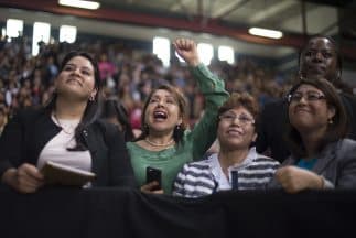 De izquierda a derecha Lorella Praeli, su madre Chela, y las hermanas Ligia y Cristina Jimenez, de United We Dream, durante un discurso del presidente Barack Obama para explicar la acción ejecutiva en Las Vegas, el 21 de noviembre.