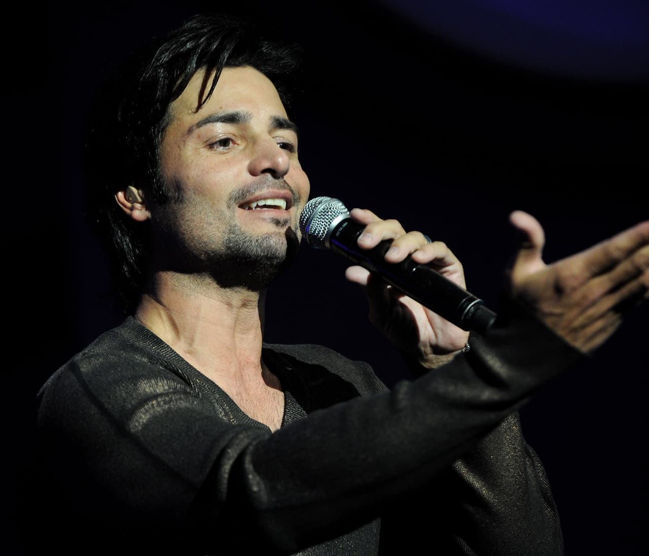 No cabe duda, si de dar sorprensas se trata, Chayanne es experto...