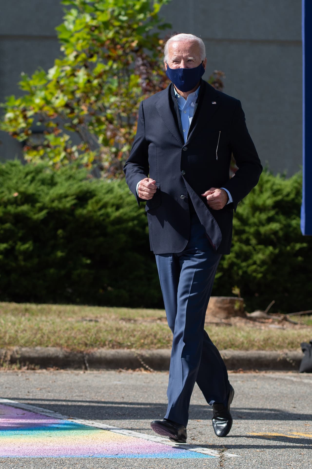 Haciendo eco de su salud física, Biden llegó trotando al podio donde por más de 20 minutos insistió en la importancia de votar en los comicios del 3 de noviembre, ya sea por correo, anticipadamente o en persona el día de las elecciones.