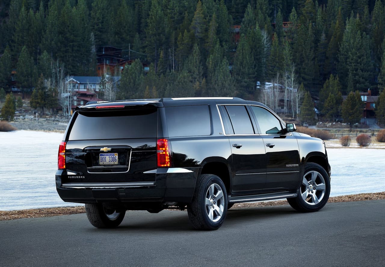 El modelo 2015 de la 
<b>Chevrolet Suburban </b>tiene un precio base que ronda los 50,000 dólares y que llega a más de 60,000 según el nivel escogido. Dispone de un motor Ecotec3 V8 de 5.3 litros con 355 HP y que demora más de 7 segundos para llegar a las 60 mph. Se destaca por su equipamiento tecnológico, que incluye pantallas con reproductor de DVD y BluRay en las plazas traseras.