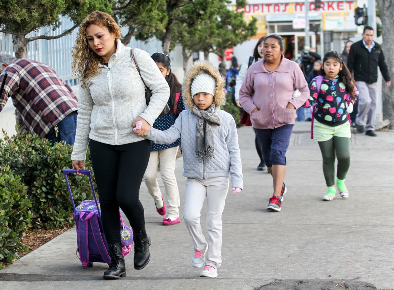 Por qué tantos niños latinos no tienen seguro médico en EEUU