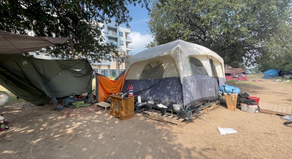Identifican víctima de tiroteo como un veterano que había sido desalojado y vivía en un campamento de indigentes
