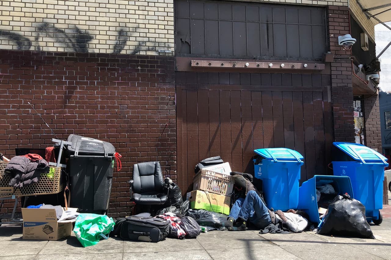 El tema de los sin techos en la metrópoli angelina no es nuevo. Desde hace más de una década se ha reportado el impacto que del alto costo de las viviendas, 
<a href="https://www.univision.com/local/los-angeles-kmex/los-alcances-de-la-ley-sobre-el-control-de-la-renta-que-entrara-en-vigor-en-california-en-2020-video">incremento de rentas</a>, adicciones, desempleo y 
<a href="https://www.univision.com/local/los-angeles-kmex/indigente-intenta-secuestrar-a-nina-de-6-anos-en-venice-y-es-captado-en-video-video">enfermedades mentales</a> como las causas del aumento de dicho grupo.
<br>