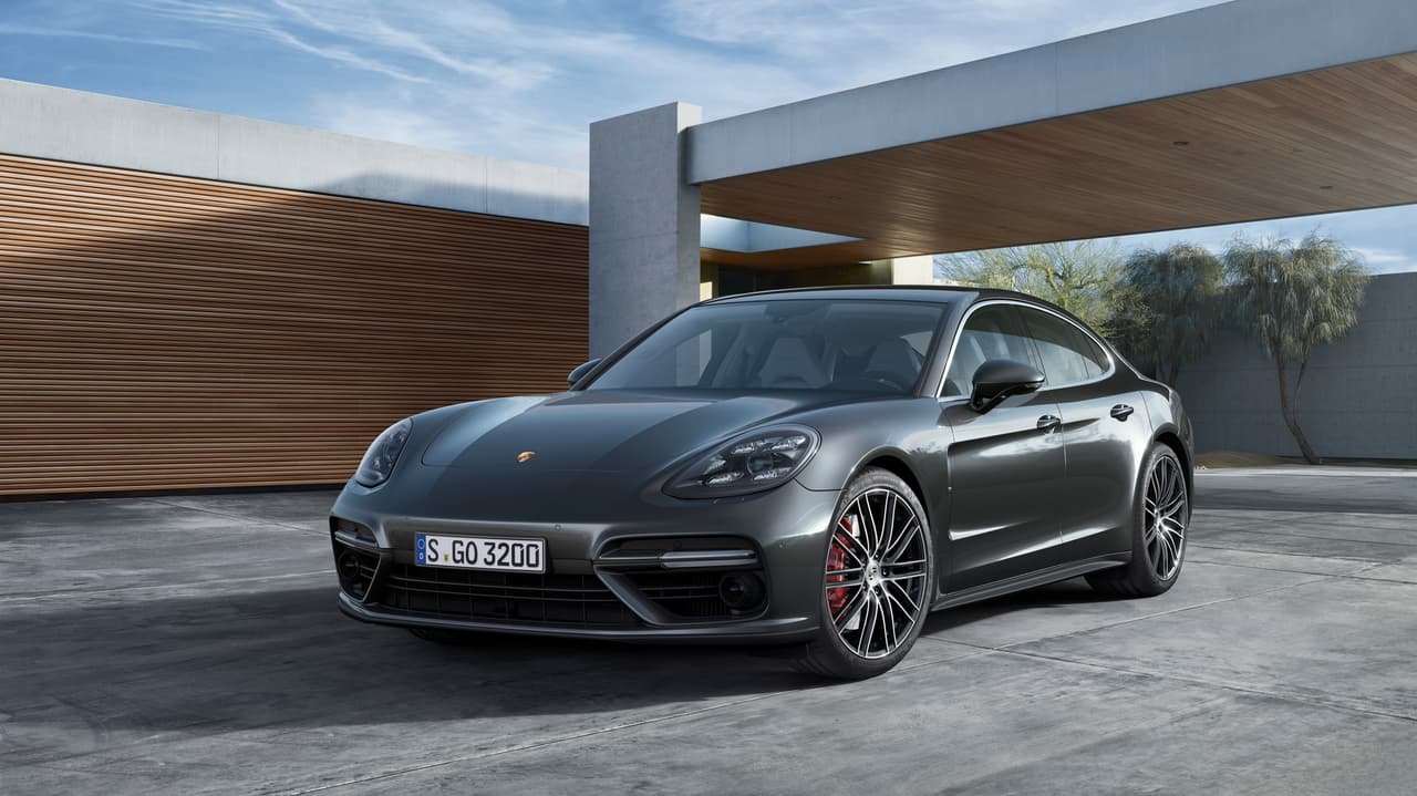 El Porsche Panamera 2017 cuenta con una nueva suspensión neumática, sistema de gestión de chasis electrónico y eje posterior direccional. Estos ayudan a apaciguar significativamente el ambiente dentro de la cabina y mejorar su desempeño deportivo.