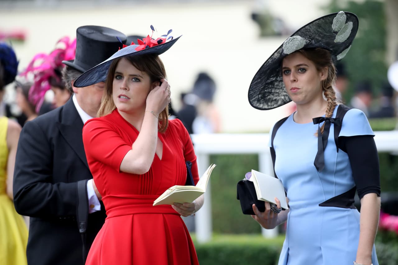 Beatrice y su hermana Eugenie (nacida en 1991) son muy unidas y cercanas a los príncipes William y Harry, ya que todos crecieron juntos.