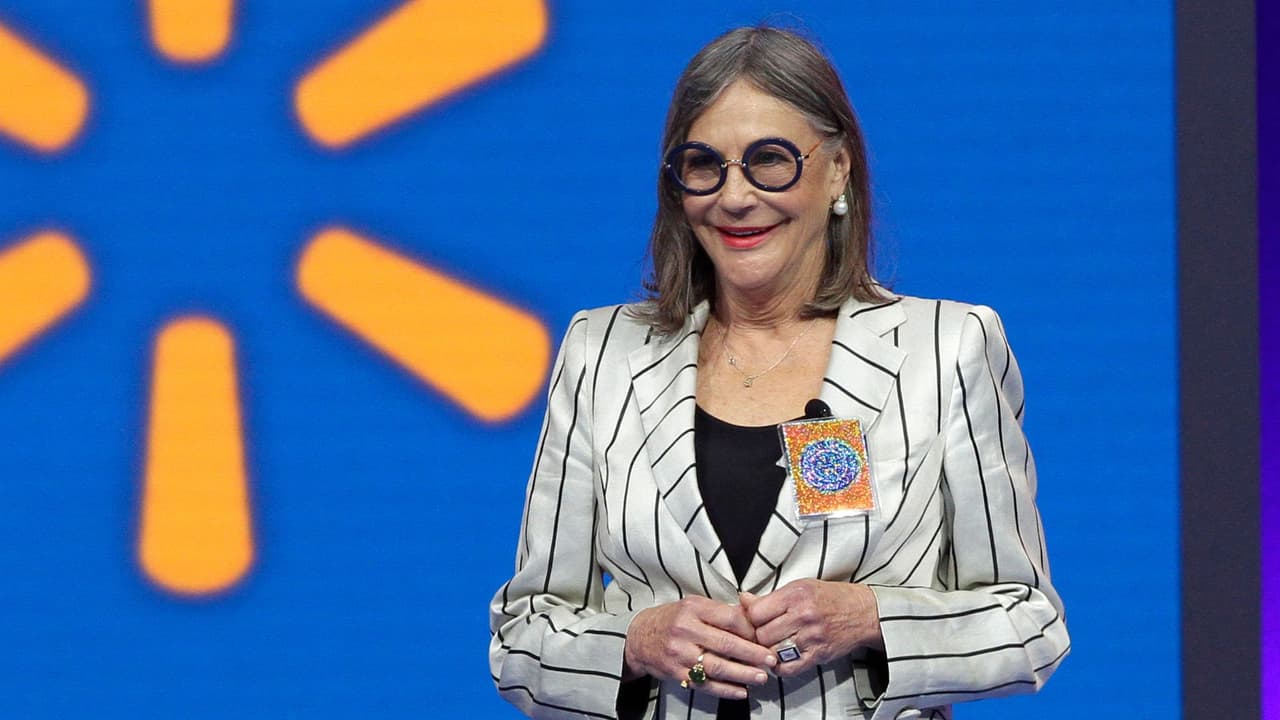 <h3 class="cms-H3-H3">Alice Walton: la filántropa de Fort Worth </h3>
<br>Alice Walton
<b> es la única hija del fundador de Walmart, Sam Walton</b>. Su patrimonio este 14 de agosto, 
<b>estimado por Bloomberg en $122 mil millones</b>, la coloca como la mujer más rica del planeta. A diferencia de otros multimillonarios, no dirige la operación de la empresa; 
<b>su influencia se mueve más en el terreno cultural y filantrópico</b>. Reside en Fort Worth, ciudad conocida por su mezcla de raíces vaqueras y desarrollo moderno. Walton ha invertido gran parte de su tiempo y dinero en el Crystal Bridges Museum of American Art en Arkansas y en proyectos educativos que buscan 
<b>ampliar el acceso al arte en comunidades de todo el país</b>. Aunque gran parte de su obra filantrópica está centrada fuera de Texas, su presencia añade 
<b>un toque de poder silencioso a la región.</b>