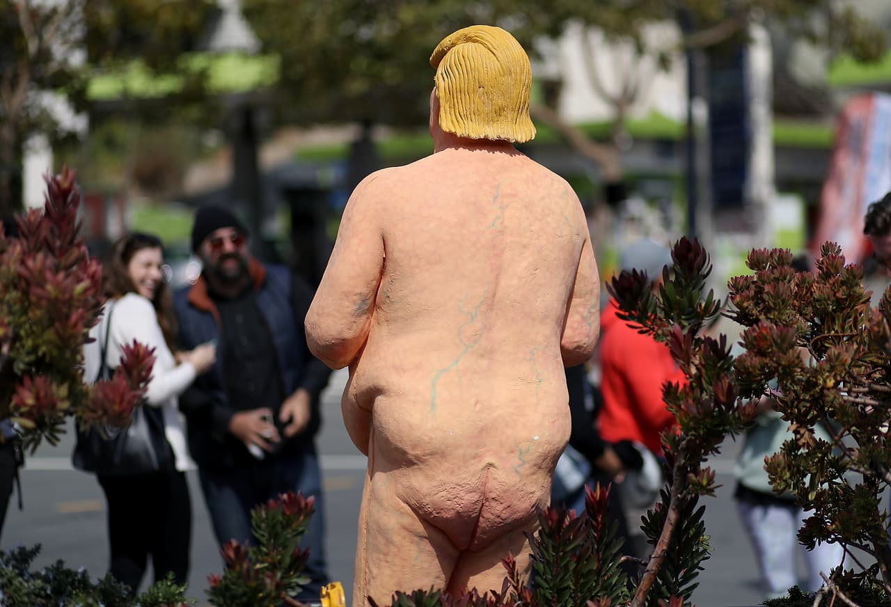 Según reportó
<i><a href="https://www.washingtonpost.com/news/morning-mix/wp/2016/08/18/anarchists-unveil-naked-donald-trump-statues-in-several-u-s-cities/" target="_blank"><b>The Washington Post</b></a></i>, el artista
<i> </i>demoró cerca de cuatro meses en terminar las obras. Las esculturas están hechas de cerca de 300 libras (136 kg) de arcilla y silicona.