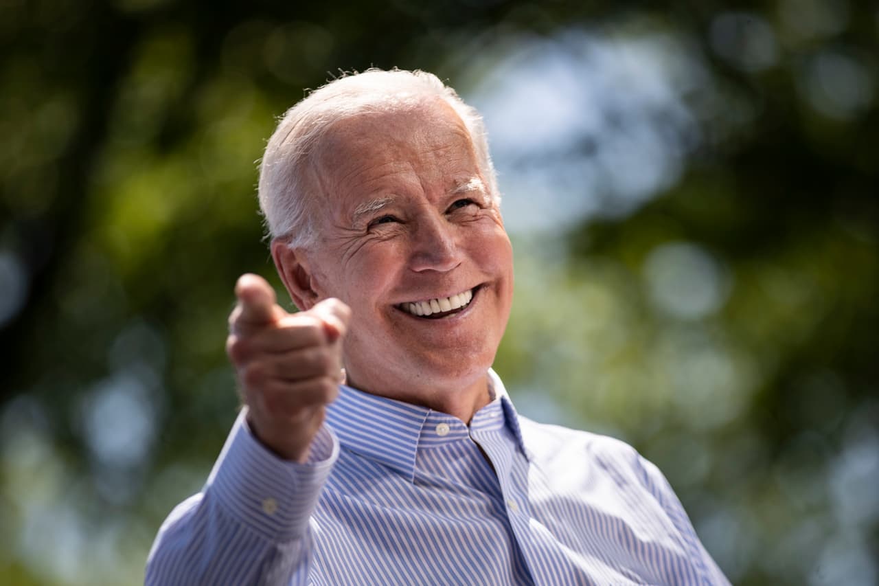 <b>Joe Biden.</b> Luego de 
<a href="https://www.univision.com/noticias/elecciones-en-eeuu-2020/biden-gana-la-primaria-de-carolina-del-sur-dando-aire-a-su-campana-de-cara-al-supermartes">ganar la contienda en Carolina del Sur</a>, el exvicepresidente alcanzó 54 delegados. Tras un muy flojo inicio en Iowa y New Hampshire, obtuvo el segundo puesto en Nevada. Su desempeño el supermartes será clave en la contienda.