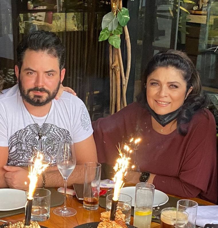 <a href="https://www.univision.com/famosos/jose-eduardo-derbez-conto-como-fue-actuar-por-primera-vez-con-su-mama-victoria-ruffo">Victoria</a> también confesó si desea que su hijo mayor la convierta en abuela: "Si yo tengo ganas o no tengo ganas de ser abuela me da igual, 
<b>no es algo que me quite el sueño</b>, por el momento no".
<br>