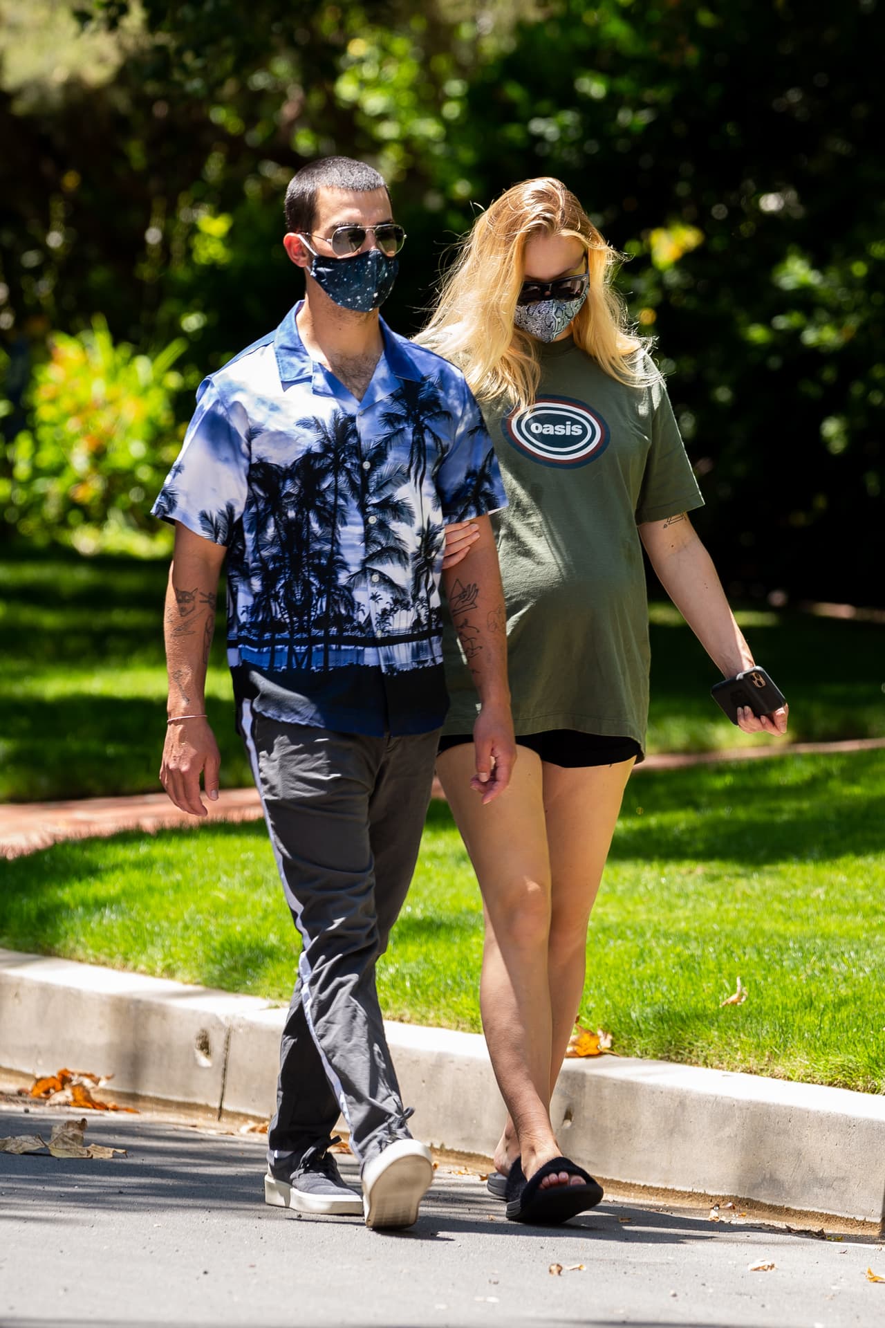 En varias ocasiones optó por portar playeras extra grandes.