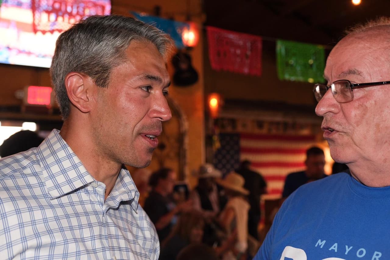 Ron Nirenberg conversa con sus seguidores.