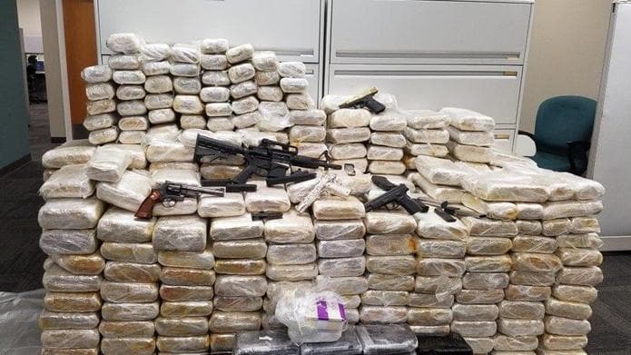 Policía cobró hasta $250,000 por escoltar cargamentos de droga en California, según fiscales