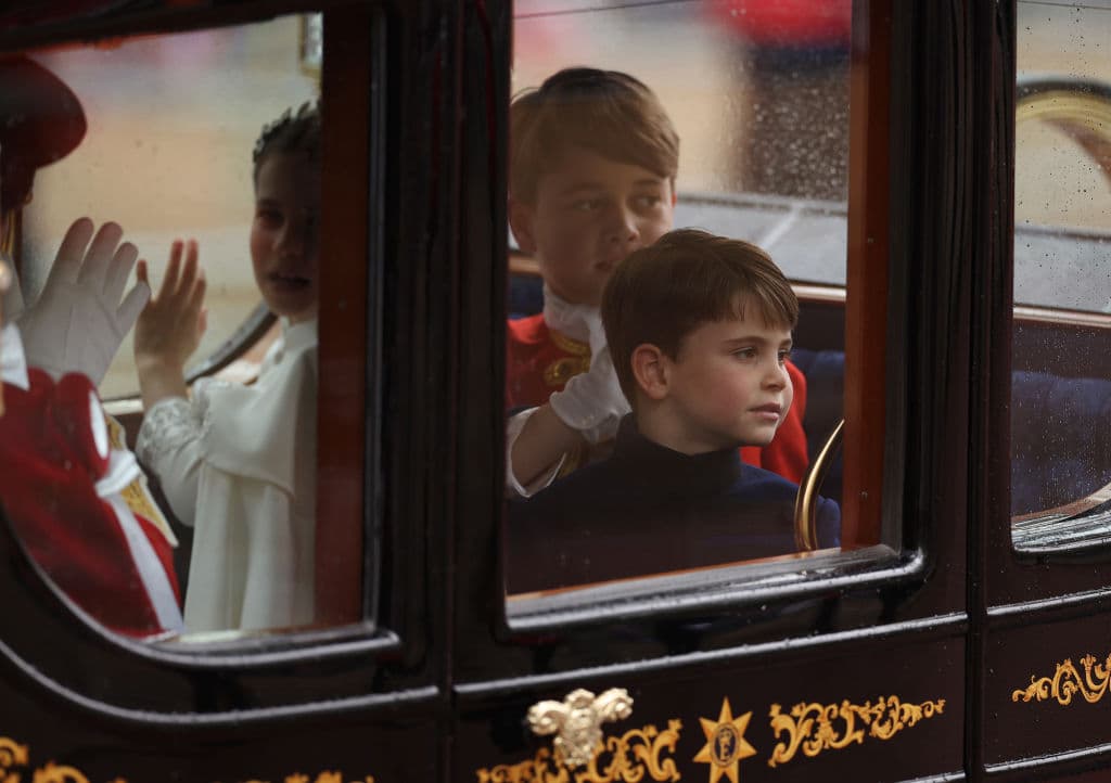 Aquí se puede ver a los tres hermanos a su llegada en carruaje para la ceremonia. George tiene 9 años, Charlotte 8 y Louis 5. George es el segundo en la línea de sucesión, después de su padre William.