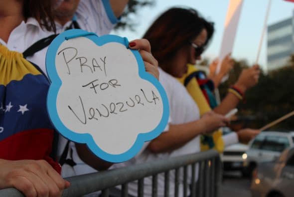 A cantos y gritos pidieron paz y libertad en la calle Westheimer, una de las más transitadas de Houston. 