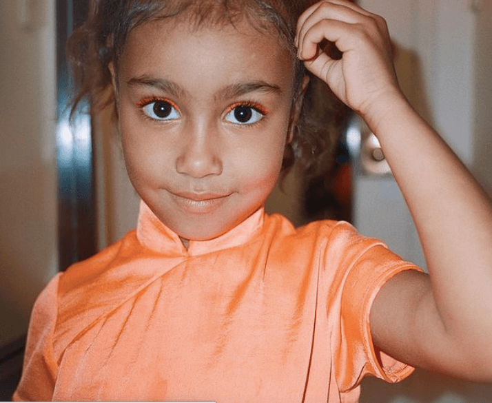 En otoño de ese año también fue señalada por dejar que su hija mayor, North, usara maquillaje y se planchara el cabello.