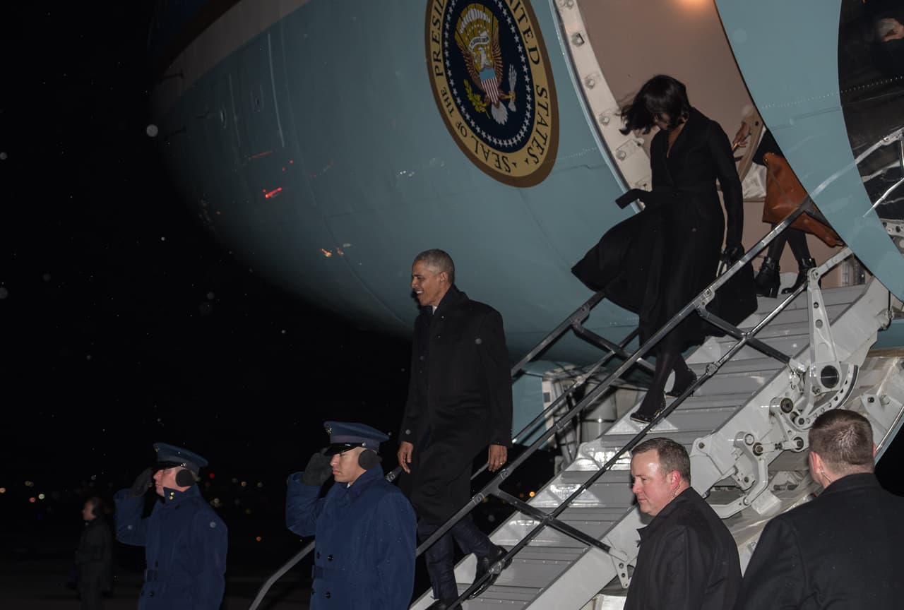 El primer mandatario arriba al aeropuerto O`Hare de Chicago, a tiempo para su presentación final en el Centro de Convenciones McCormick, junto al lago Michigan.