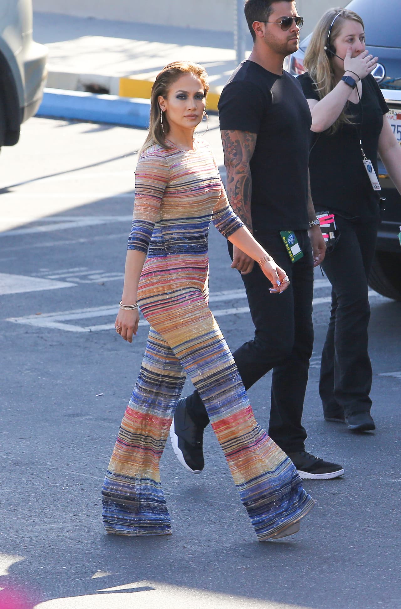 Segura de sí misma dejó a todos con la boca abierta al usar este atuendo...