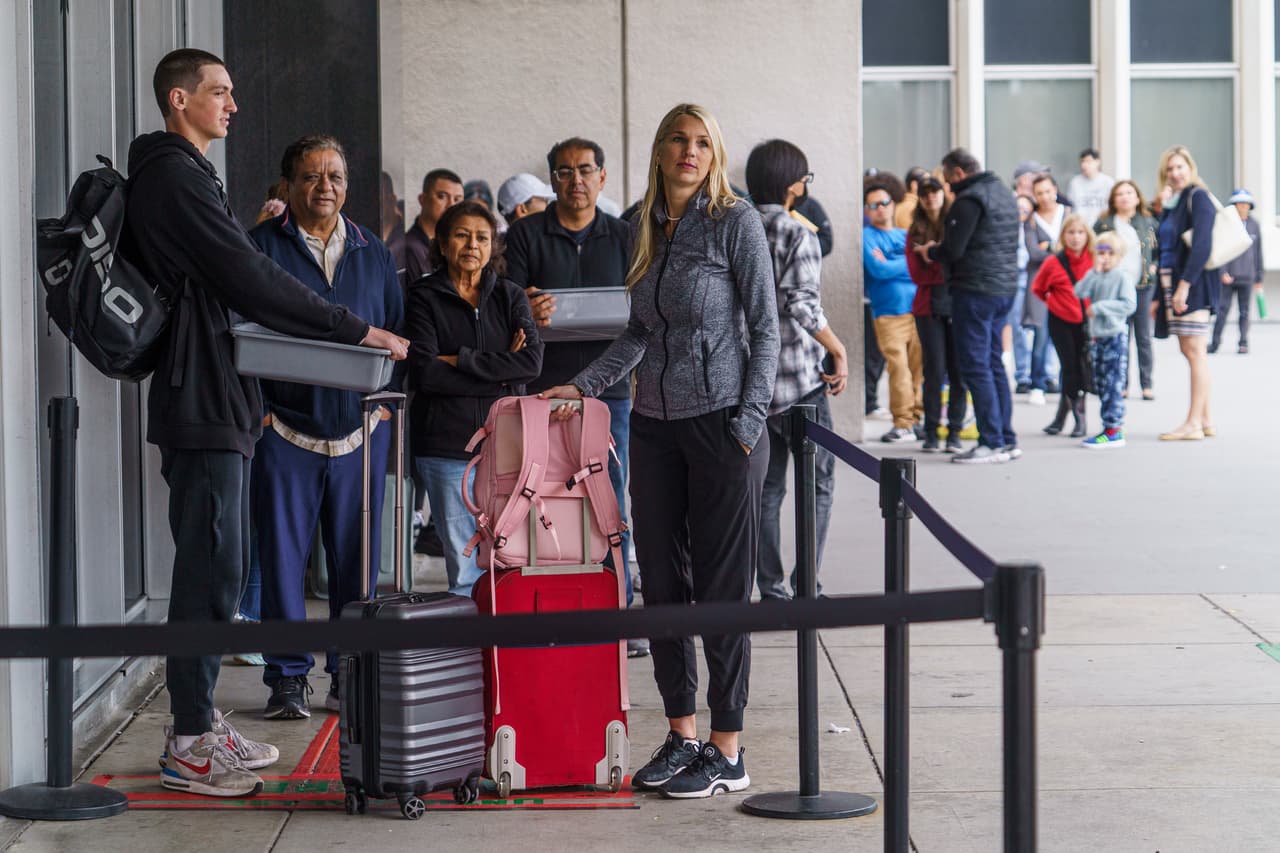 Las largas filas para obtener el pasaporte en EEUU. (AP Photo/Damian Dovarganes)