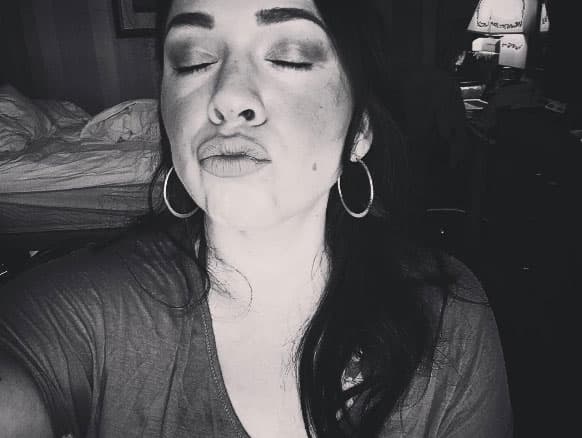 Carla Morrison le manda un besito a sus fans.