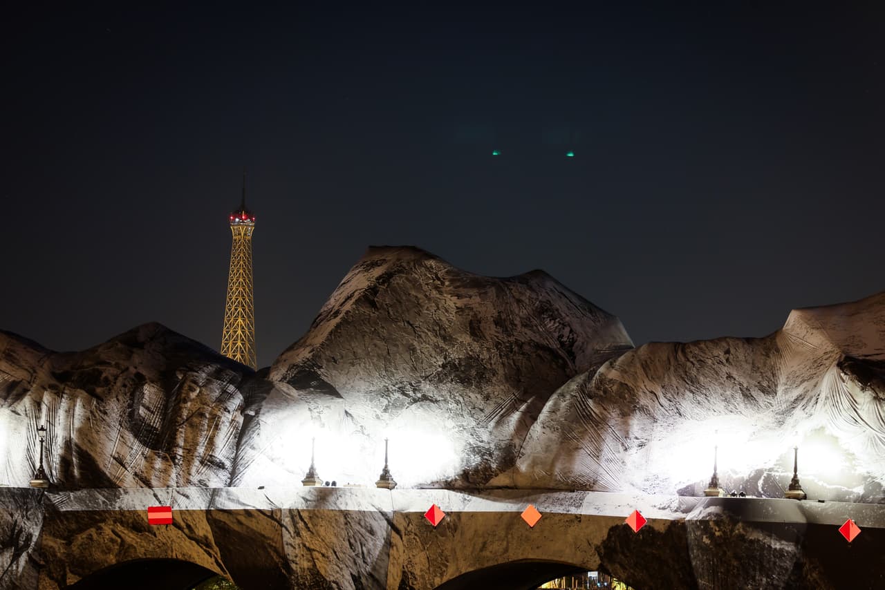 Inflado de la obra de arte "La cueva del Pont Neuf" del artista callejero francés JR en el puente Pont Neuf, con la Torre Eiffel de fondo, el jueves 21 de mayo de 2026, en París, antes de su inauguración gratuita al público del 6 al 28 de junio. (Foto AP/Thomas Padilla)