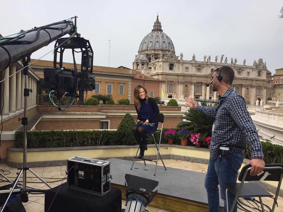 5 4 3 2 1... Karla Martínez en vivo desde el Vaticano.