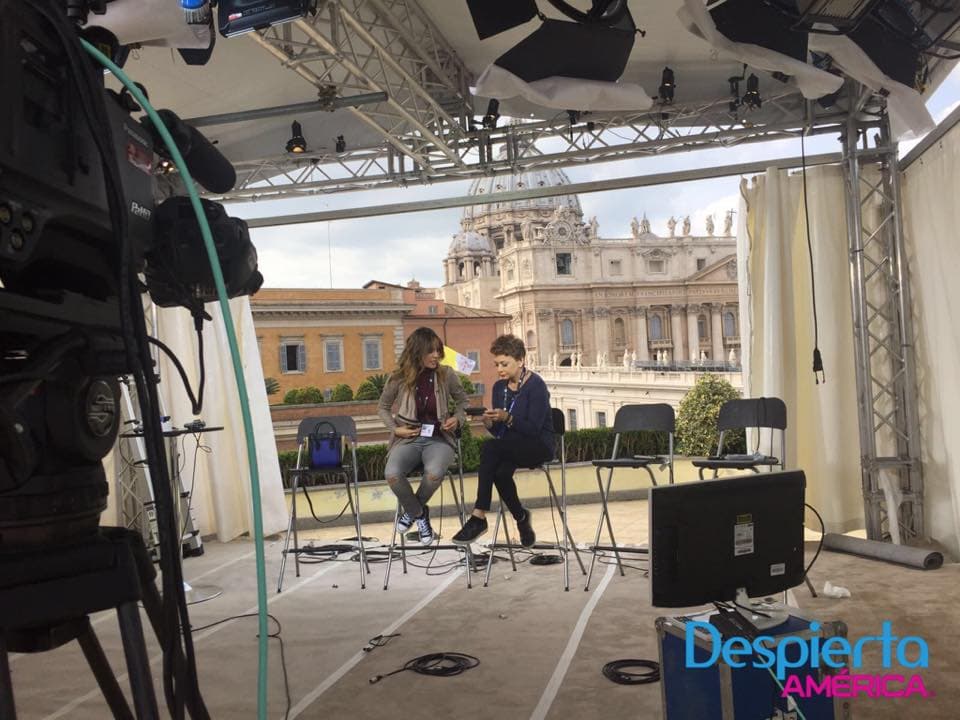 Karla dándole la bienvenida a nuestra invitada especial, la querida periodista María Antonieta Collins.