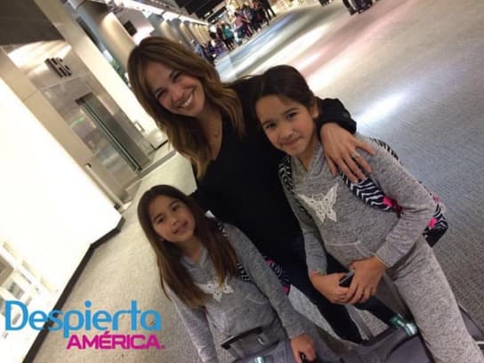 Acompañada de su familia, Karla abordó un vuelo rumbo a Roma, lista para una cobertura llena de amor y fe durante la Semana Santa.