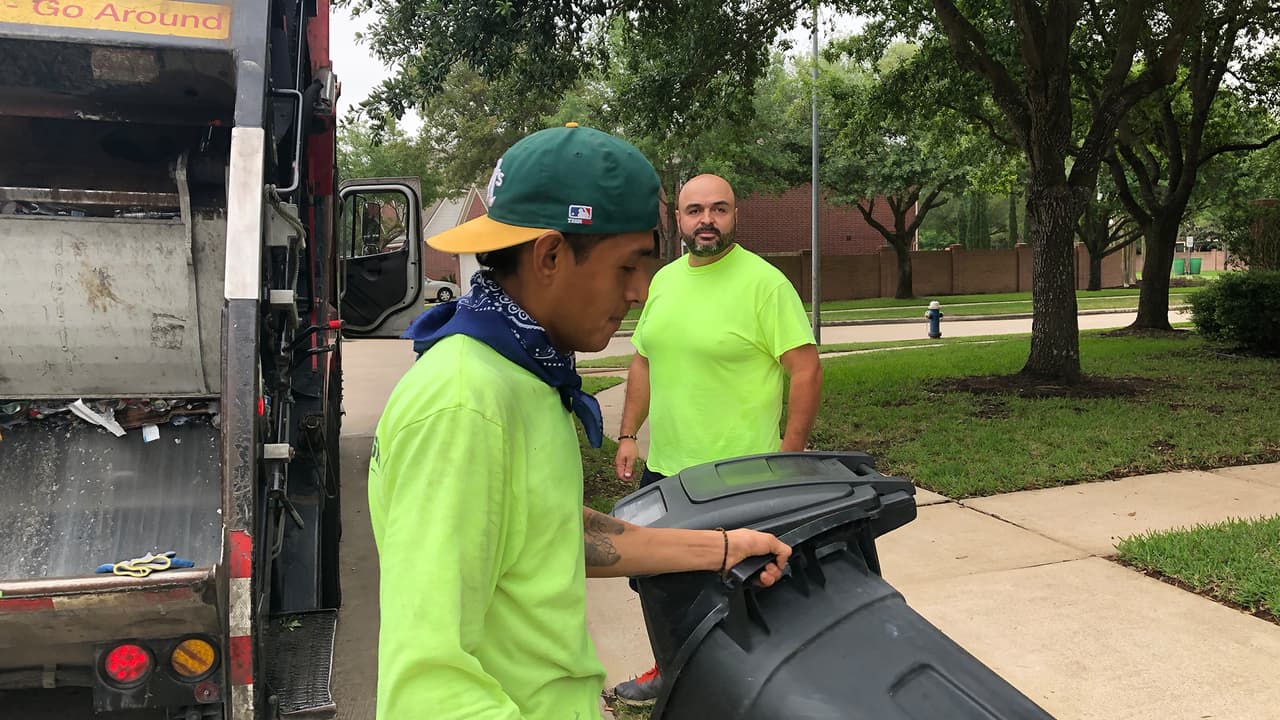 El mexicano Genaro Grajales y el colombiano Dierman Arboleda recorren vecindarios desde temprana hora para recoger la basura y tienen que seguir trabajando a pesar de la pendemia del coronavirus.