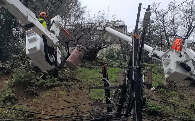 LADWP continúa trabajando para restaurar energía eléctrica de varios residentes de Los Ángeles tras el paso de la tormenta 