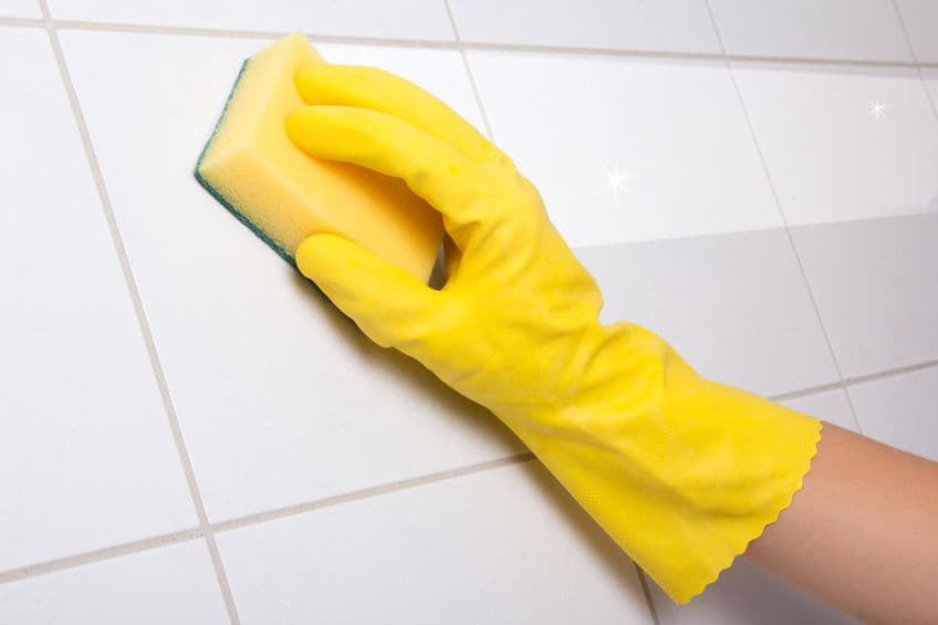 Si aún quedan restos de suciedad, aplica una segunda mezcla a base de vinagre y detergente.
<br>