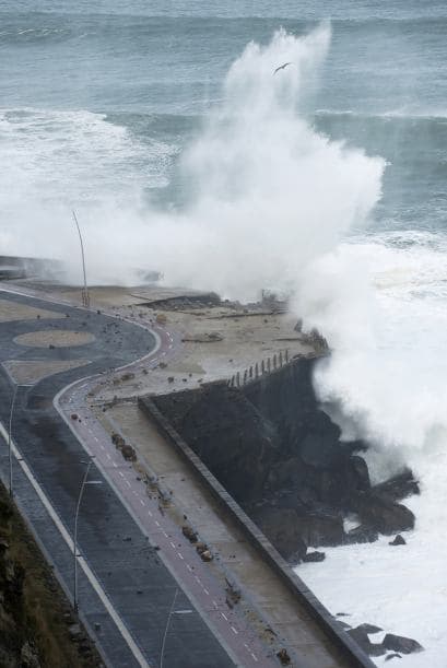 Las olas golpean un muro de contención en el norte de la ciudad española de San Sebastián .