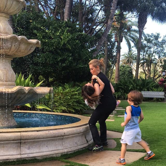 Hay que decir que también se mantiene en forma para seguirle el paso a sus niños, Sabrina y Mathew.